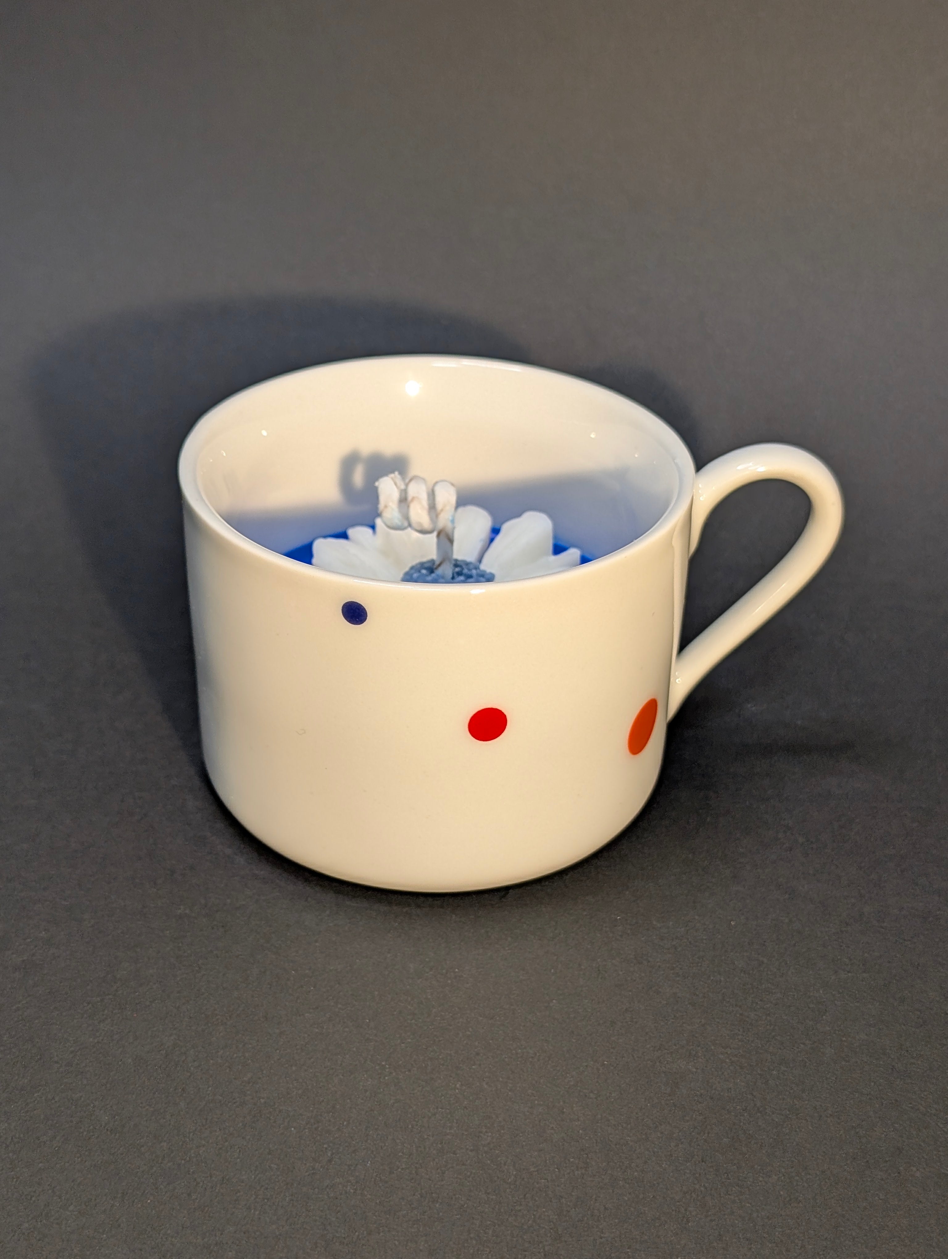 Taza decorativa con flor de cera