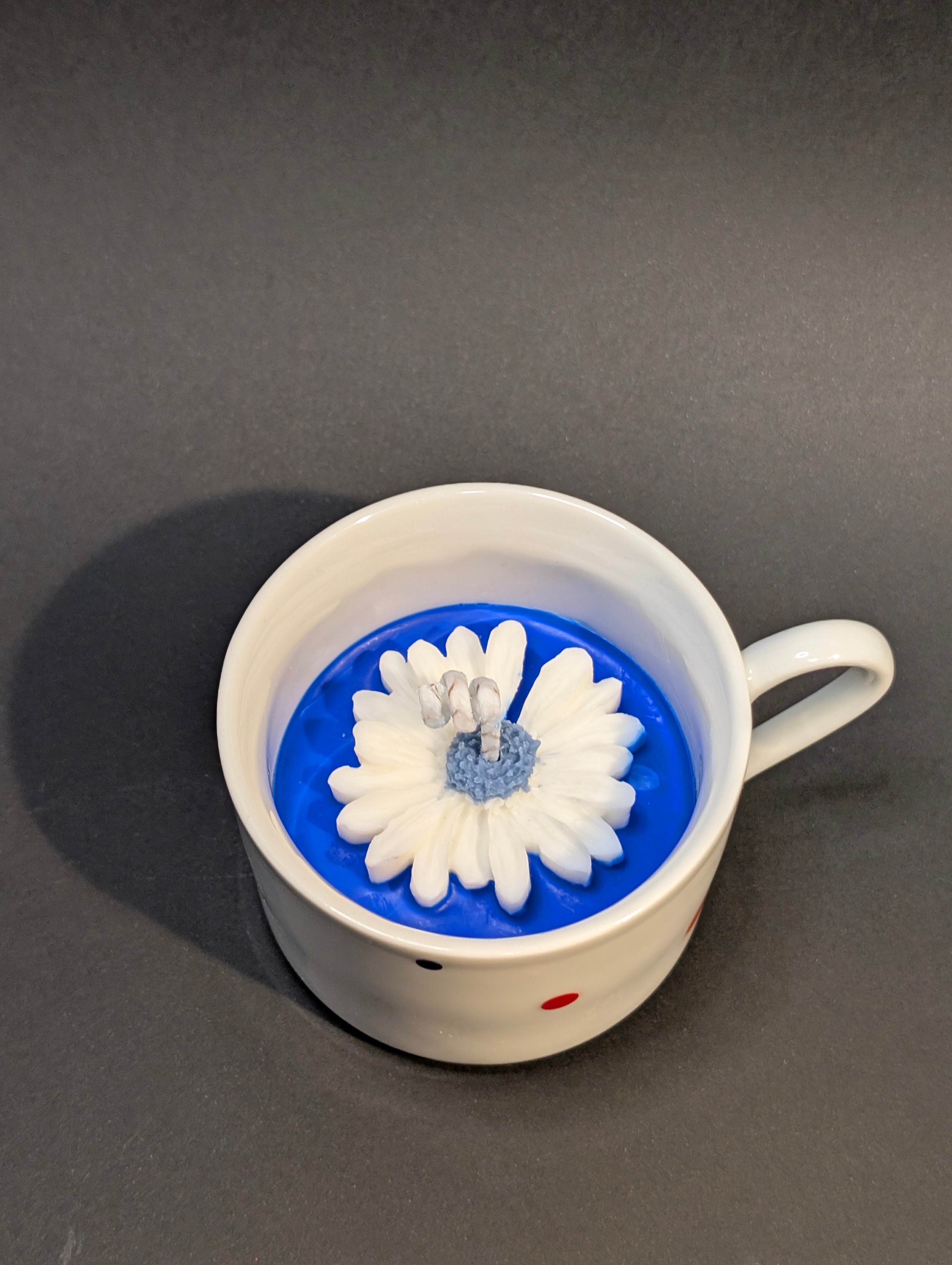 Taza decorativa con flor de cera